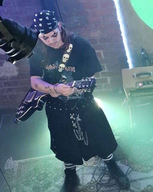 Marlon live an der Gitarre, mit Bandana und Iron-Maiden-Shirt